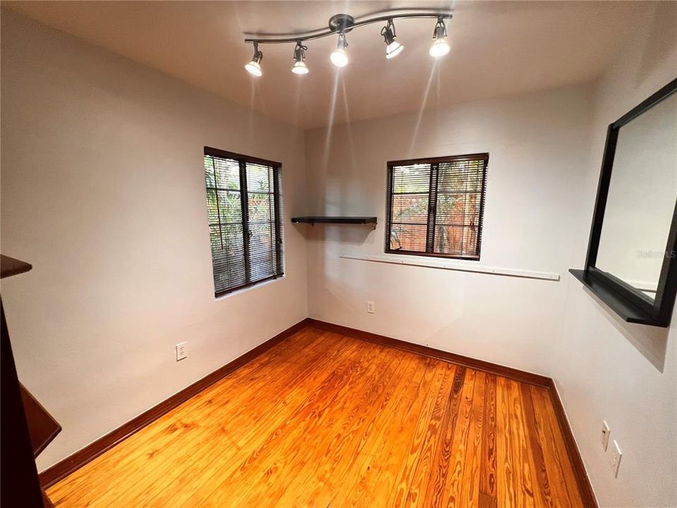 For Rent: $1,999 (2 beds, 1 baths, 1038 Square Feet)