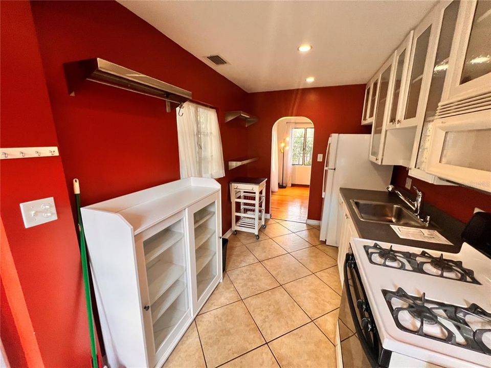 For Rent: $1,999 (2 beds, 1 baths, 1038 Square Feet)