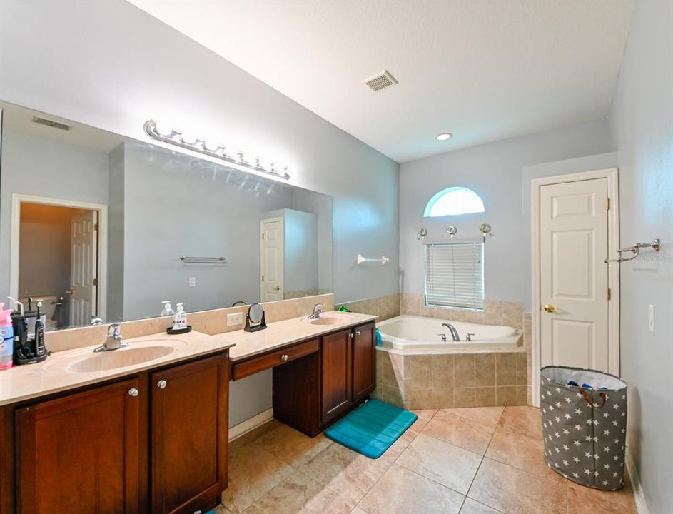 For Sale: $665,000 (5 beds, 4 baths, 3417 Square Feet)