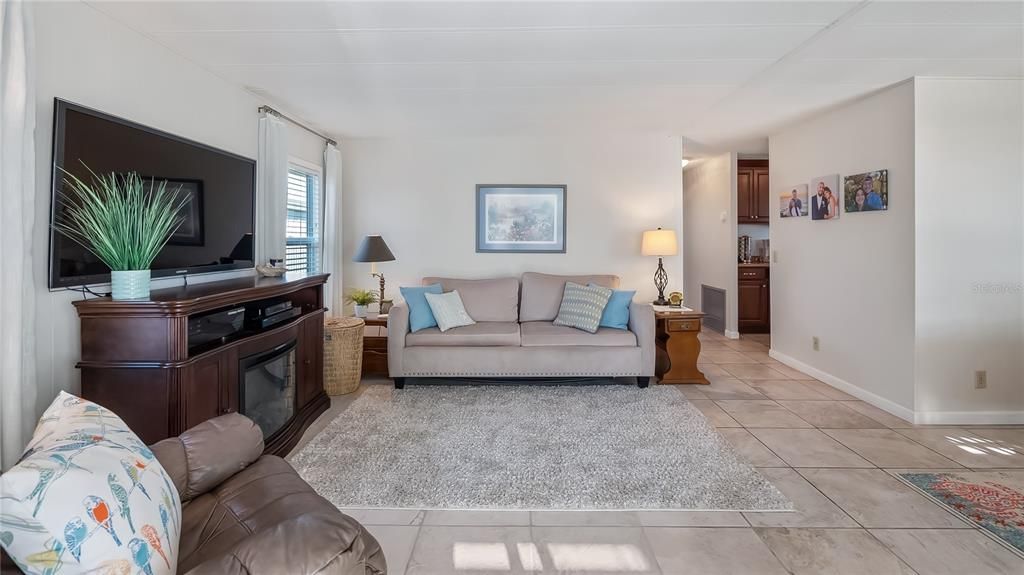 На продажу: $140,000 (2 спален, 2 ванн, 864 Квадратных фут)