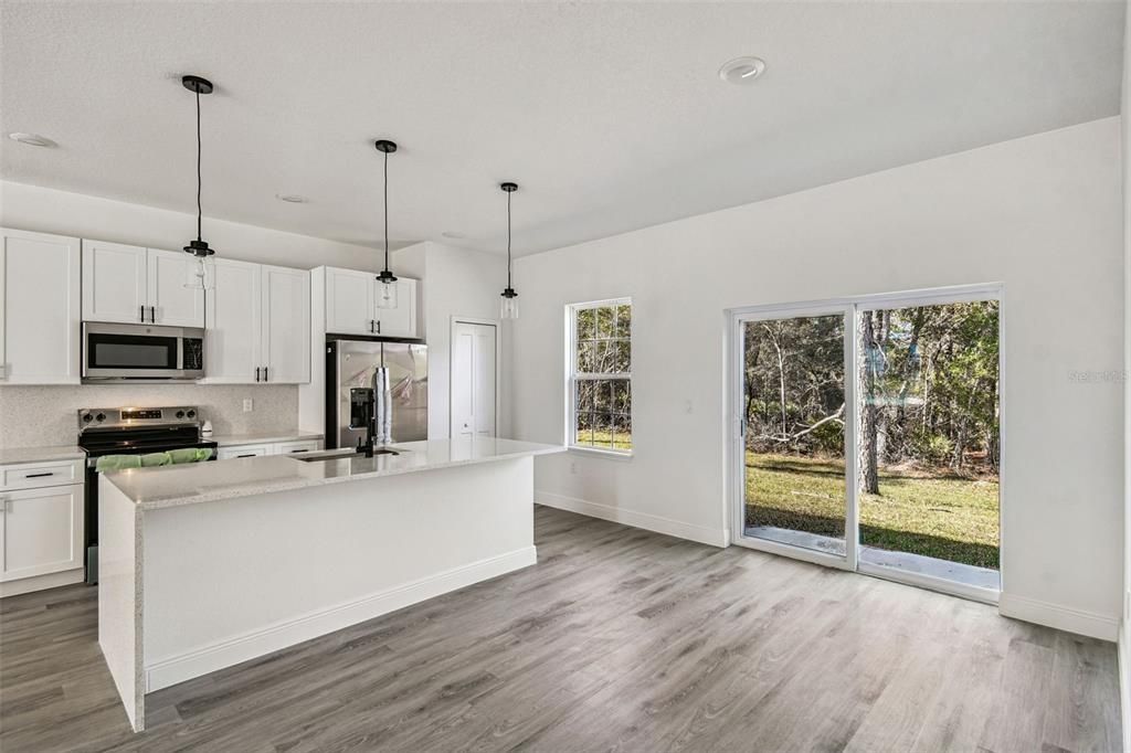 На продажу: $274,900 (4 спален, 2 ванн, 1774 Квадратных фут)