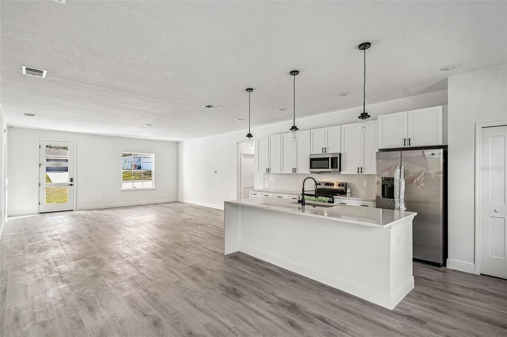 На продажу: $274,900 (4 спален, 2 ванн, 1774 Квадратных фут)