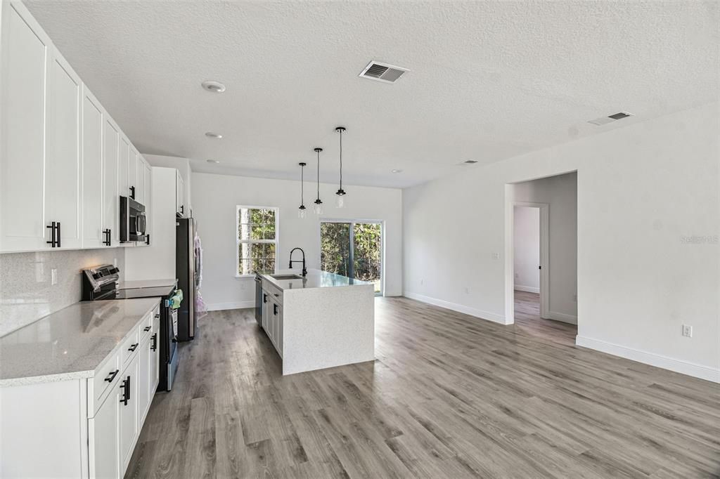 На продажу: $274,900 (4 спален, 2 ванн, 1774 Квадратных фут)