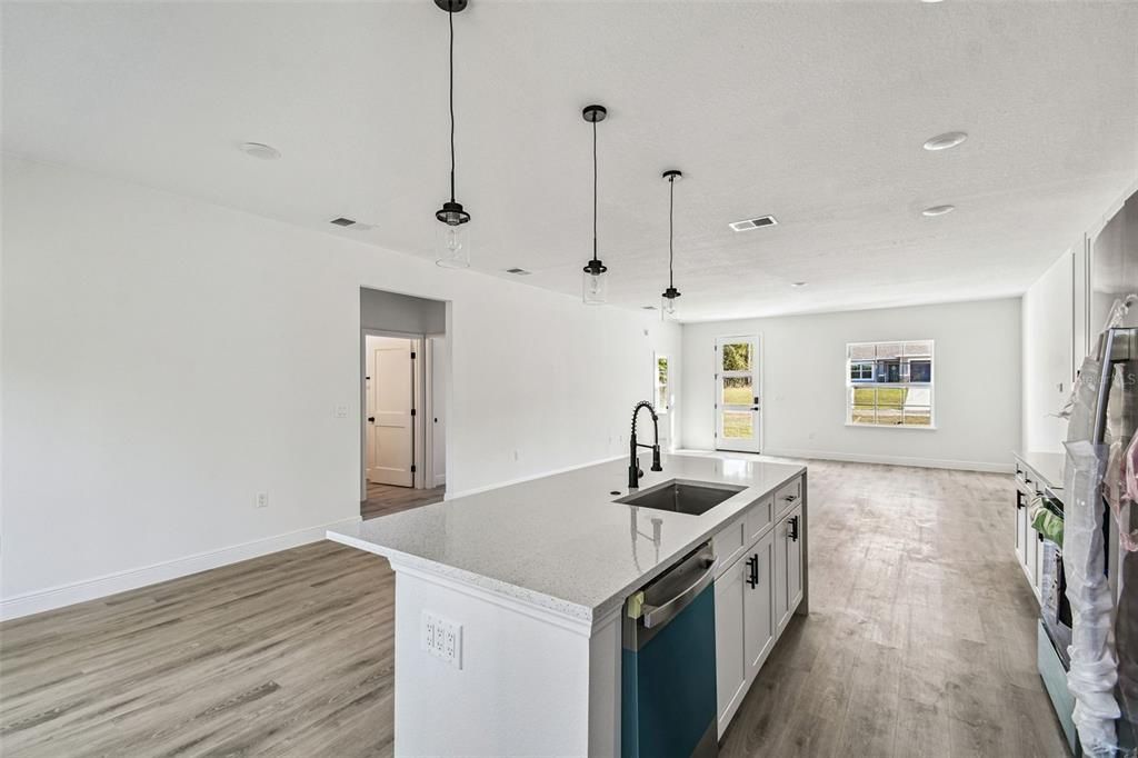 На продажу: $274,900 (4 спален, 2 ванн, 1774 Квадратных фут)