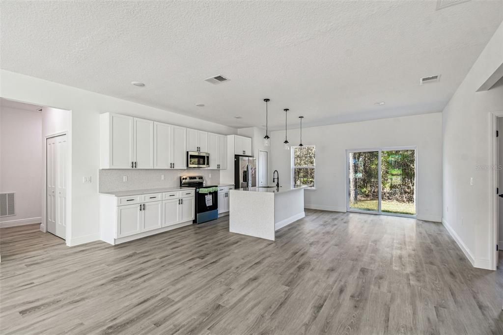 На продажу: $274,900 (4 спален, 2 ванн, 1774 Квадратных фут)