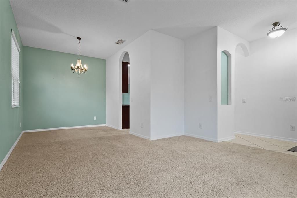 待售: $375,000 (4 贝兹, 2 浴室, 1825 平方英尺)