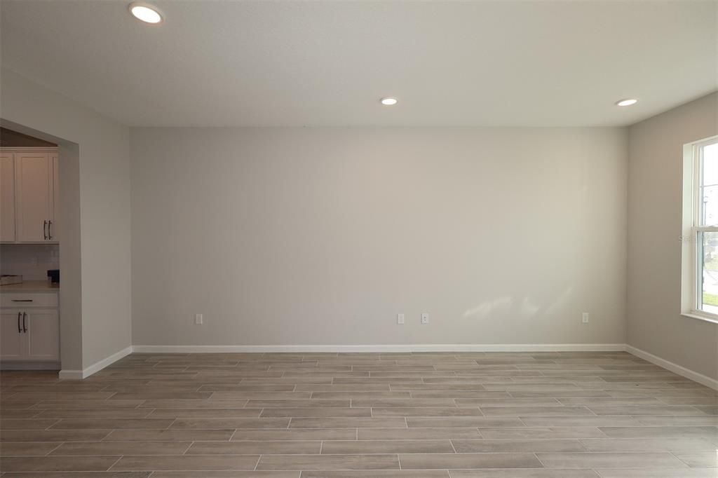 На продажу: $344,990 (3 спален, 2 ванн, 1693 Квадратных фут)