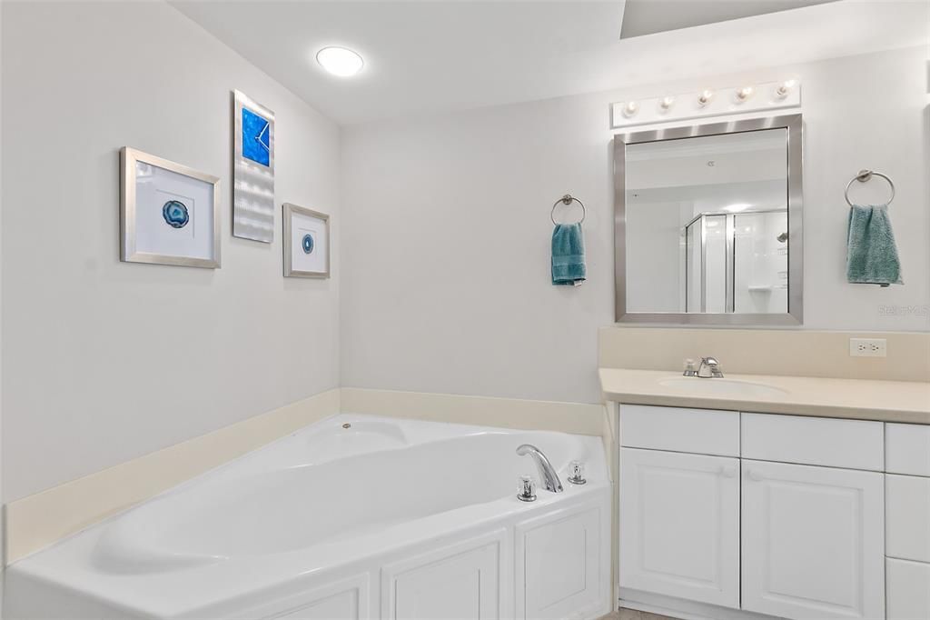 En Venta: $529,900 (2 camas, 2 baños, 1860 Pies cuadrados)