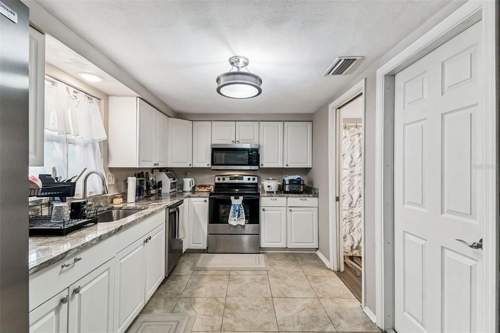 待售: $255,000 (2 贝兹, 2 浴室, 984 平方英尺)