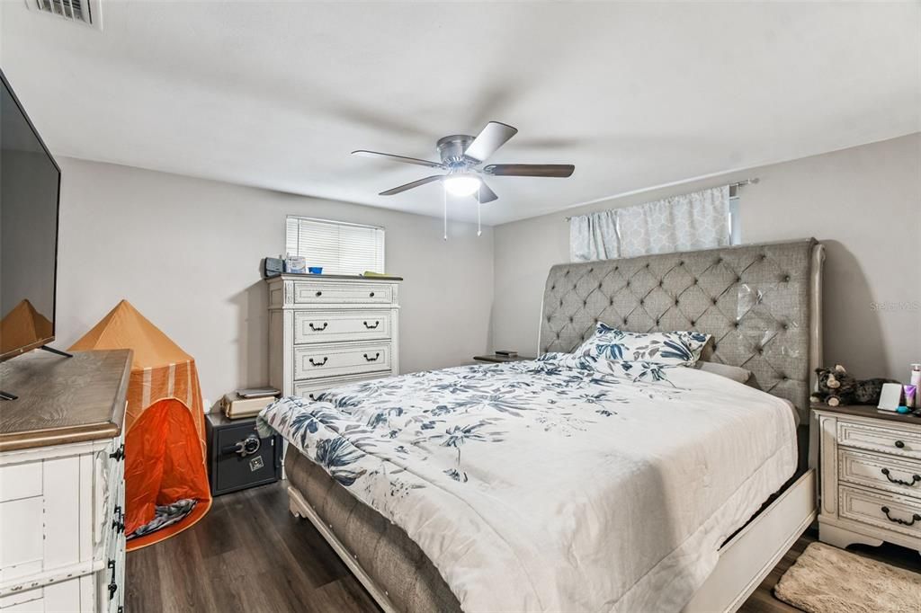 待售: $255,000 (2 贝兹, 2 浴室, 984 平方英尺)