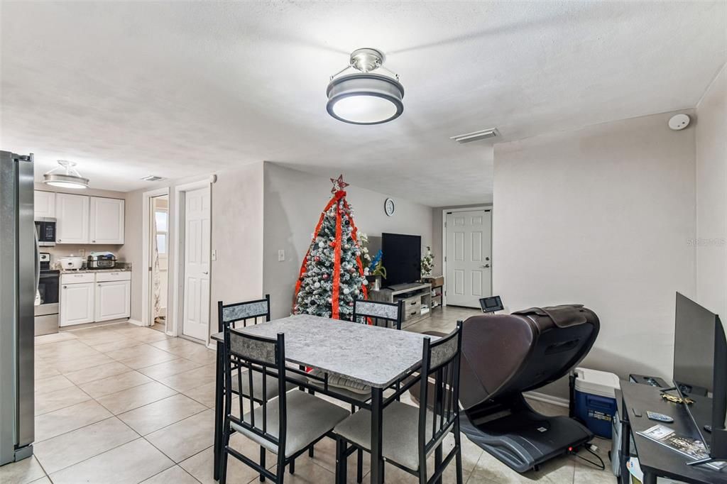 待售: $255,000 (2 贝兹, 2 浴室, 984 平方英尺)