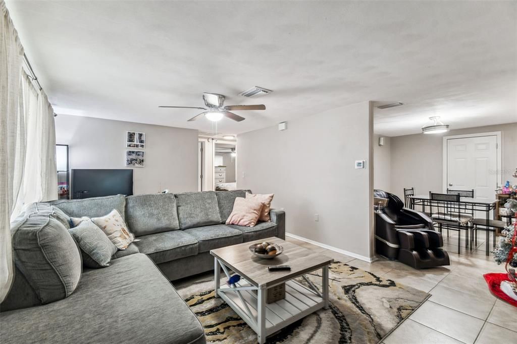 待售: $255,000 (2 贝兹, 2 浴室, 984 平方英尺)