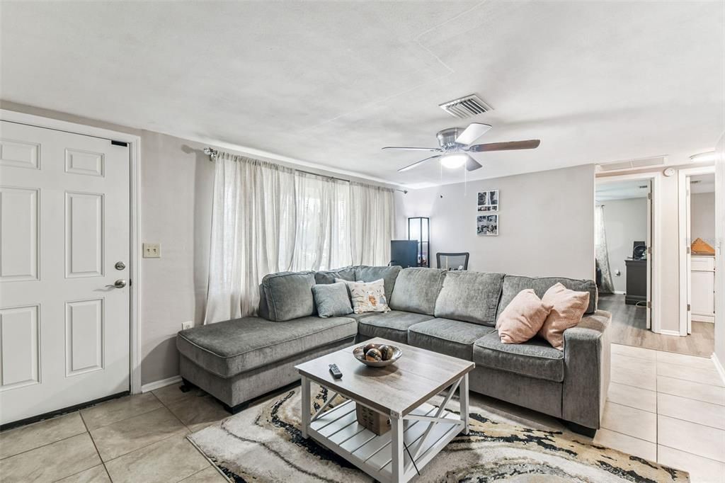 待售: $255,000 (2 贝兹, 2 浴室, 984 平方英尺)