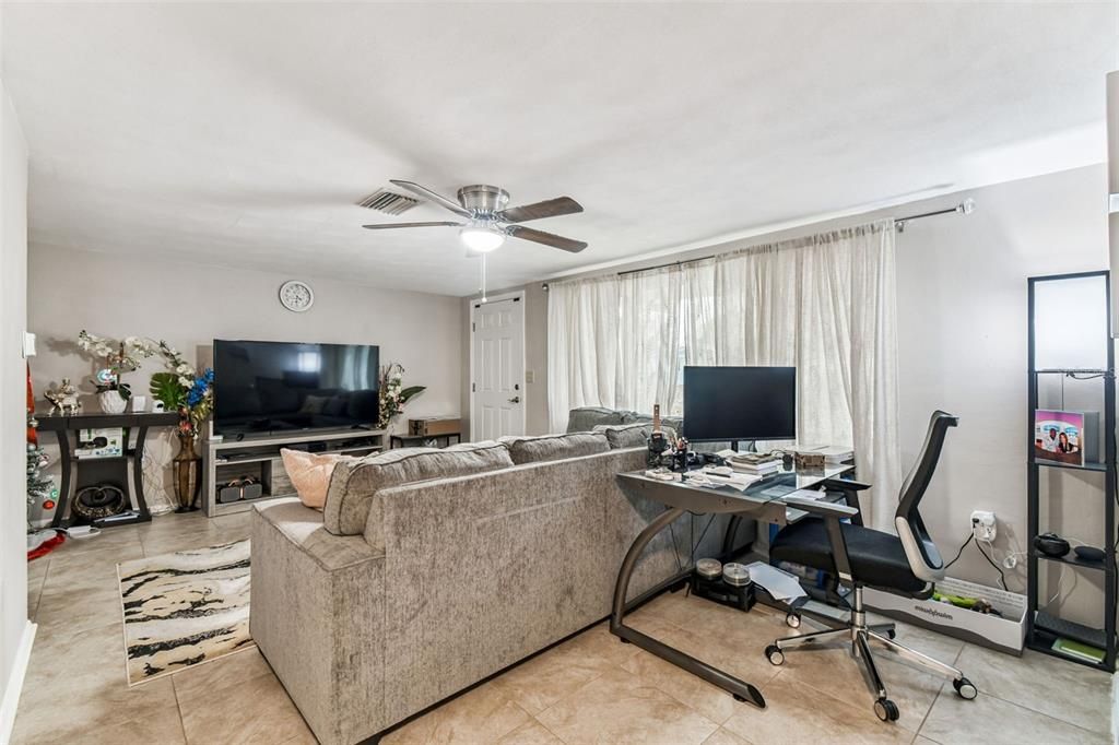 待售: $255,000 (2 贝兹, 2 浴室, 984 平方英尺)