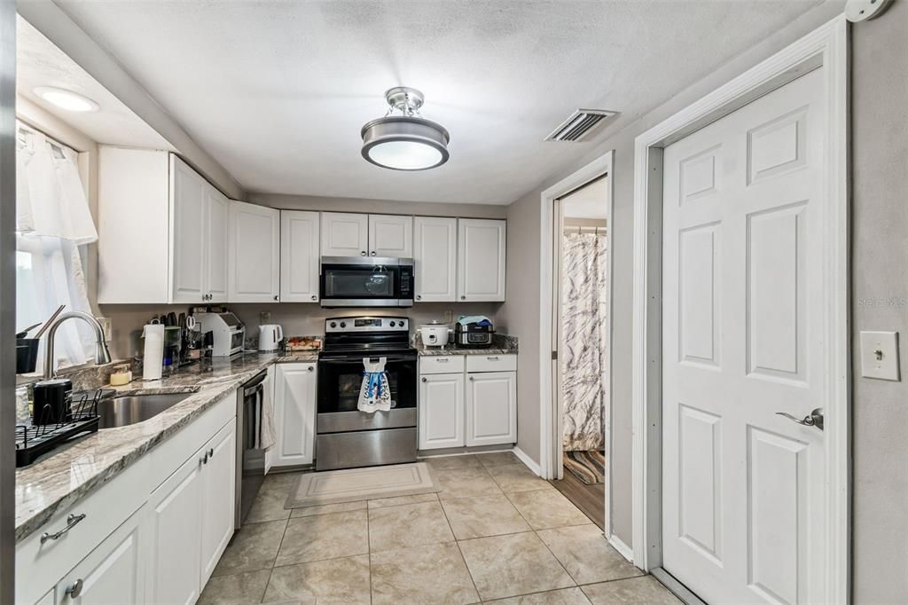 待售: $255,000 (2 贝兹, 2 浴室, 984 平方英尺)