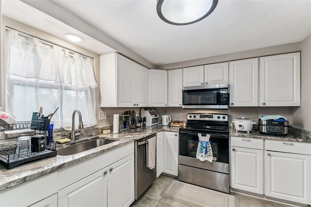 待售: $255,000 (2 贝兹, 2 浴室, 984 平方英尺)