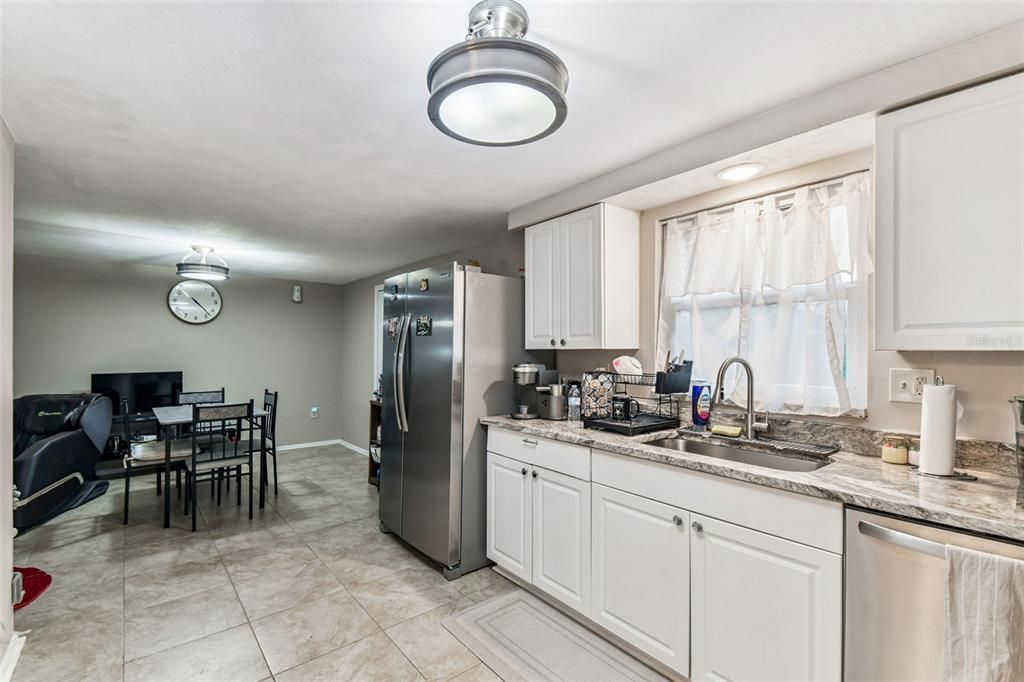 待售: $255,000 (2 贝兹, 2 浴室, 984 平方英尺)