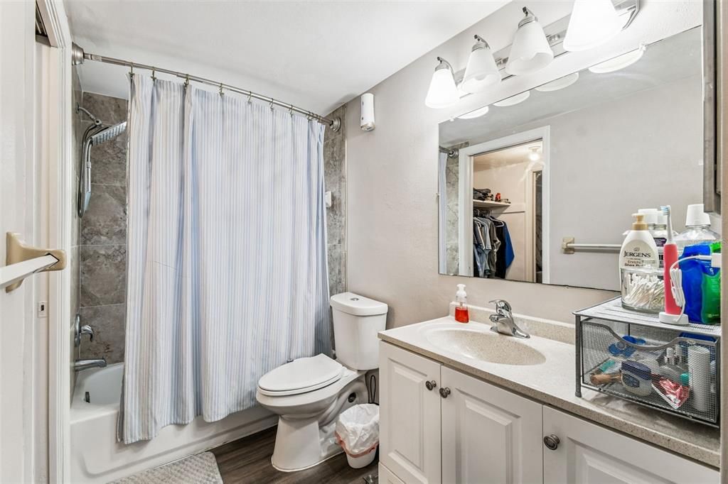 待售: $255,000 (2 贝兹, 2 浴室, 984 平方英尺)