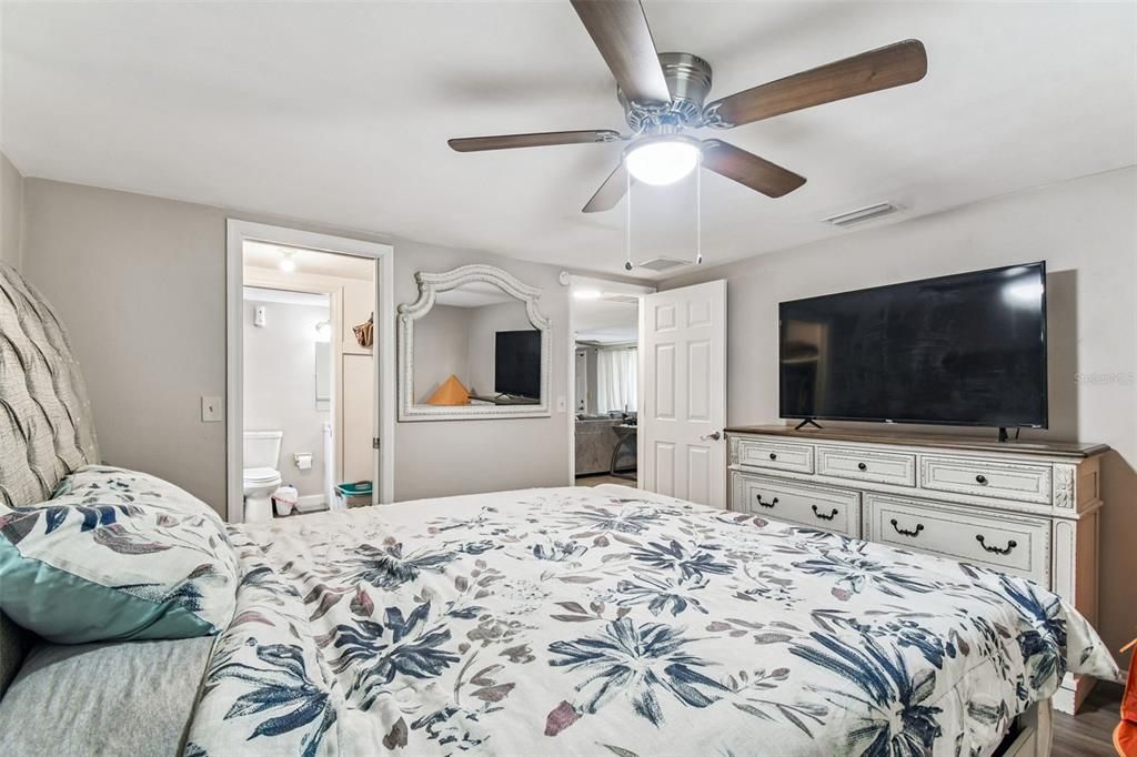 待售: $255,000 (2 贝兹, 2 浴室, 984 平方英尺)