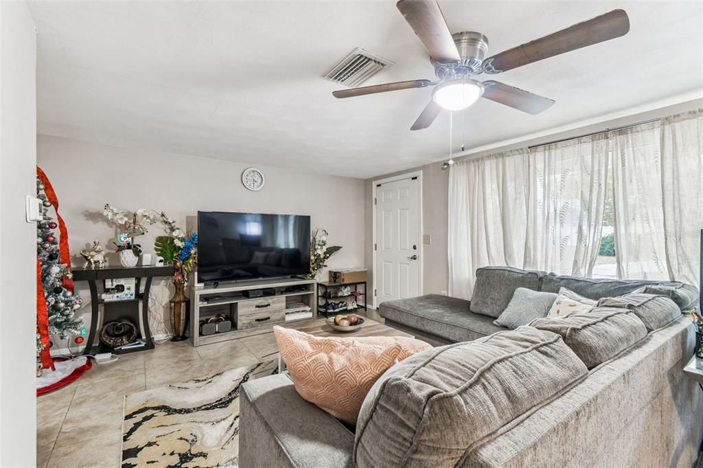 待售: $255,000 (2 贝兹, 2 浴室, 984 平方英尺)