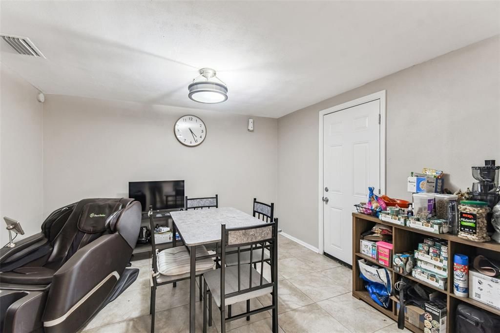 待售: $255,000 (2 贝兹, 2 浴室, 984 平方英尺)