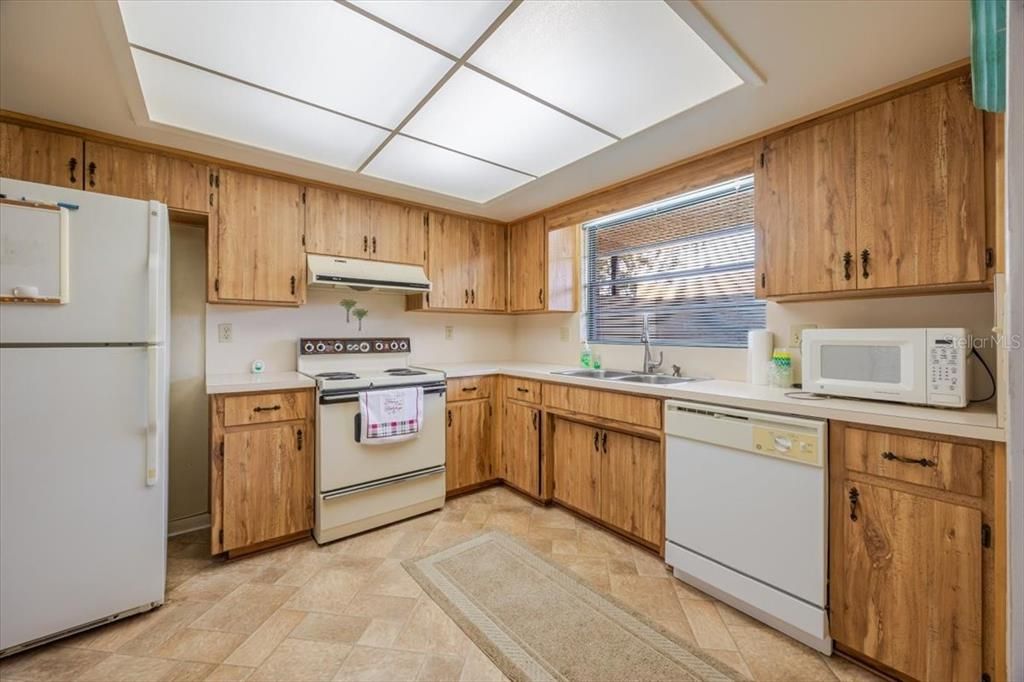 For Sale: $190,000 (2 beds, 2 baths, 1886 Square Feet)