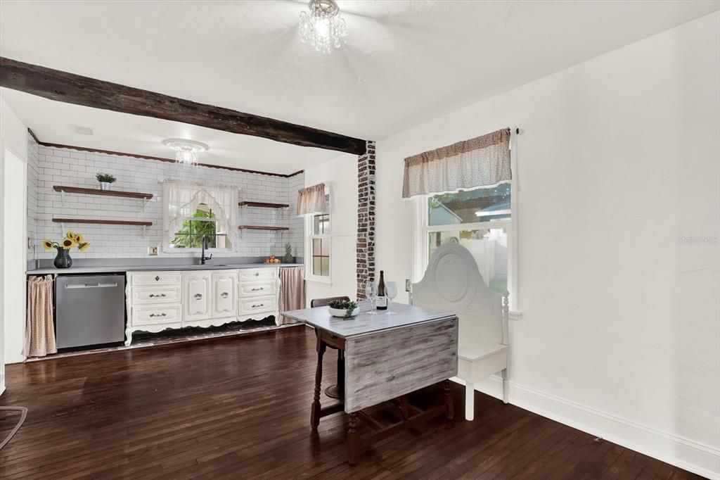 En Venta: $699,000 (3 camas, 2 baños, 1258 Pies cuadrados)