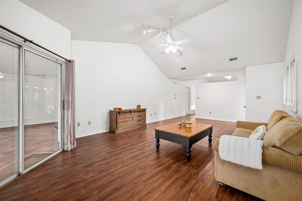 En Venta: $215,000 (2 camas, 2 baños, 1410 Pies cuadrados)