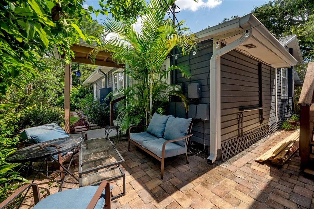 For Rent: $1,400 (1 beds, 1 baths, 360 Square Feet)