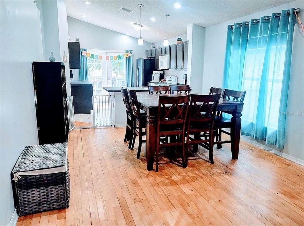 待售: $285,000 (3 贝兹, 2 浴室, 1233 平方英尺)