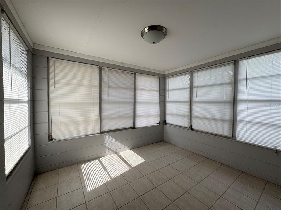 出租: $1,200 (3 贝兹, 2 浴室, 1064 平方英尺)