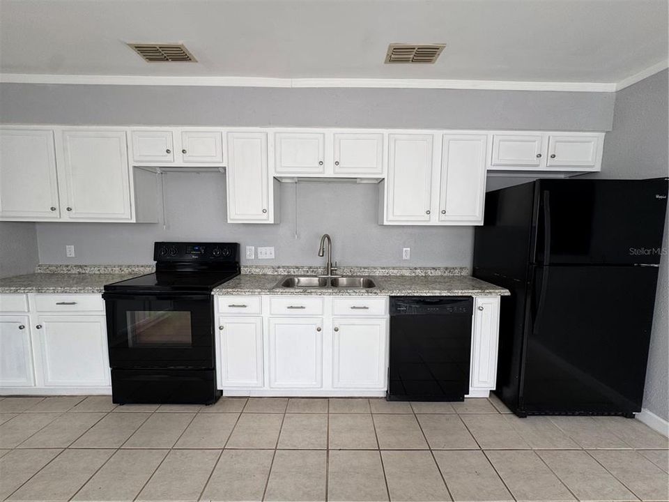 出租: $1,200 (3 贝兹, 2 浴室, 1064 平方英尺)