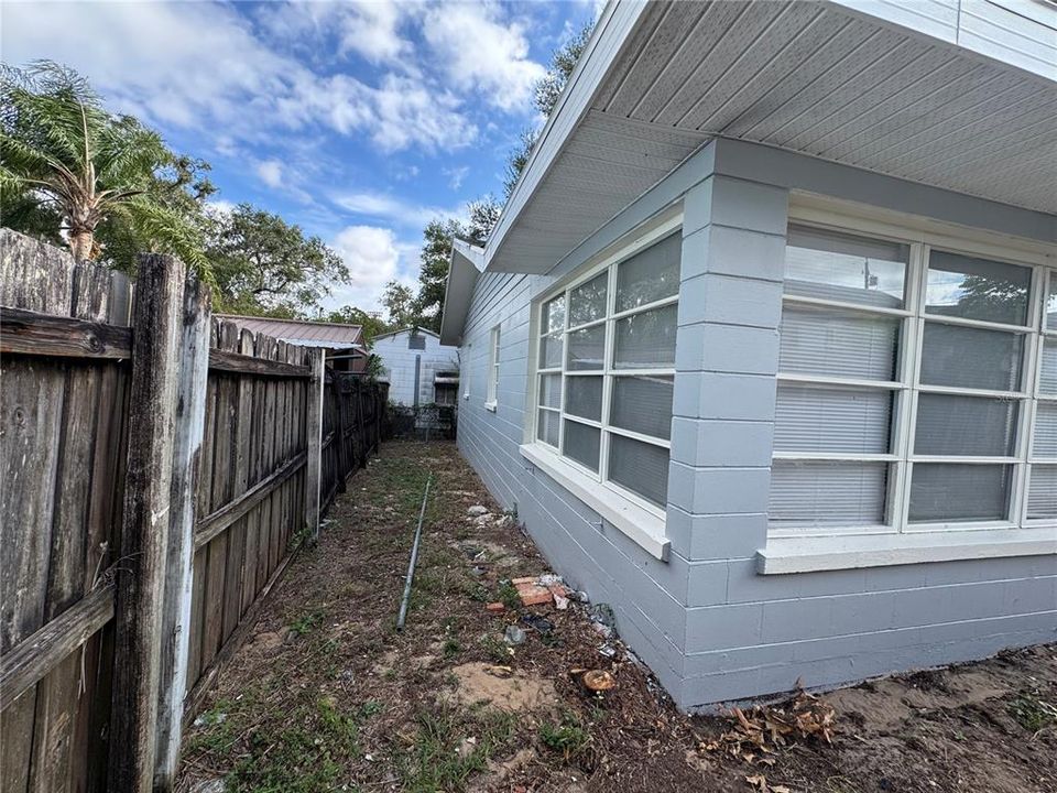 出租: $1,200 (3 贝兹, 2 浴室, 1064 平方英尺)