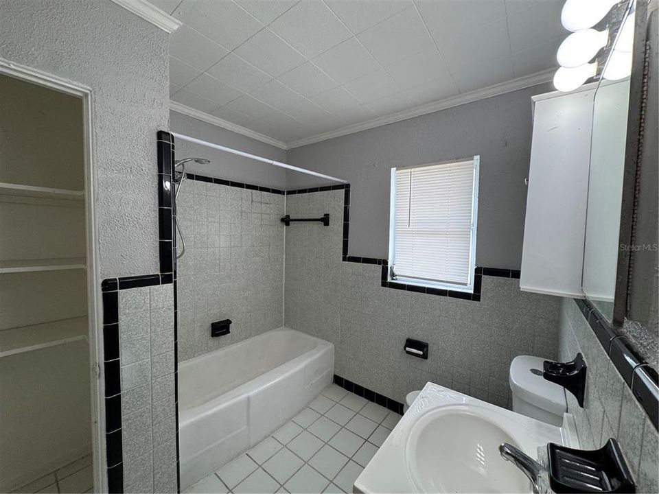 出租: $1,200 (3 贝兹, 2 浴室, 1064 平方英尺)