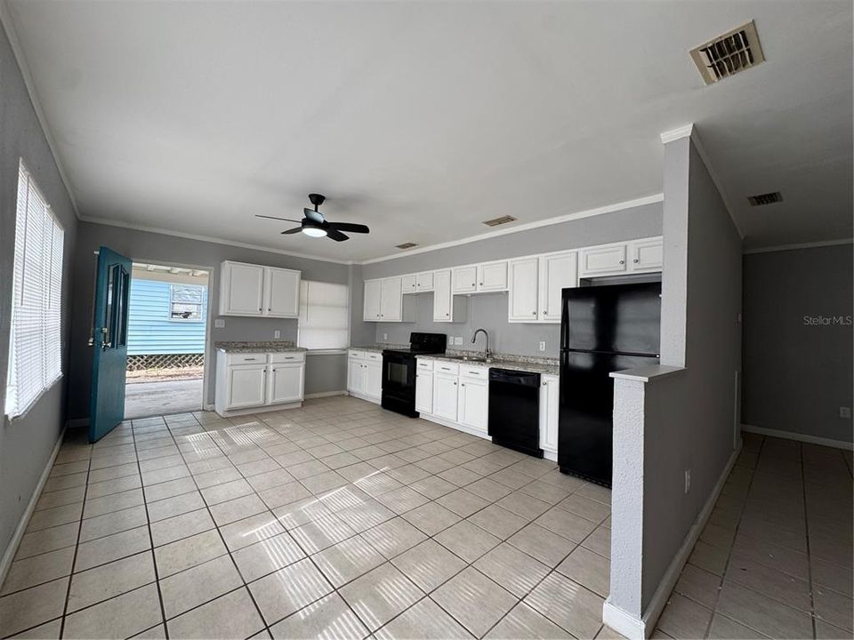 出租: $1,200 (3 贝兹, 2 浴室, 1064 平方英尺)