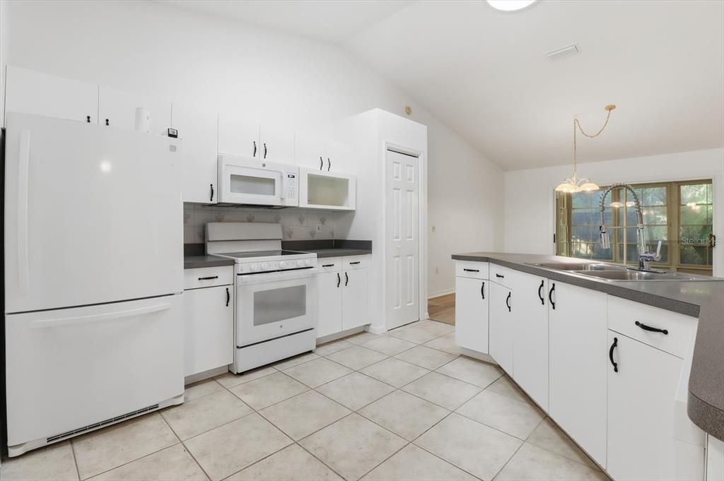 For Sale: $350,000 (3 beds, 2 baths, 1450 Square Feet)