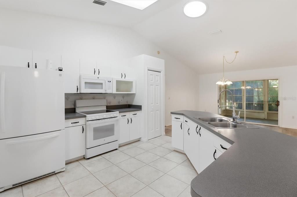 For Sale: $350,000 (3 beds, 2 baths, 1450 Square Feet)