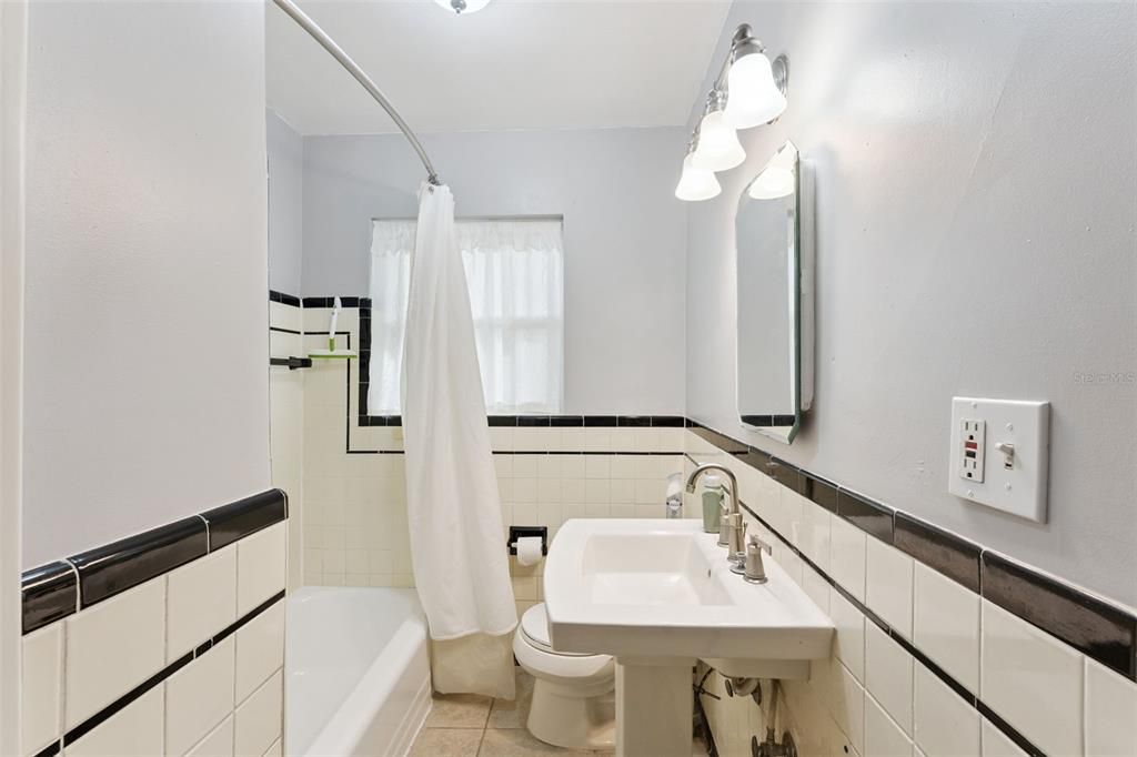 For Sale: $385,000 (3 beds, 2 baths, 1779 Square Feet)