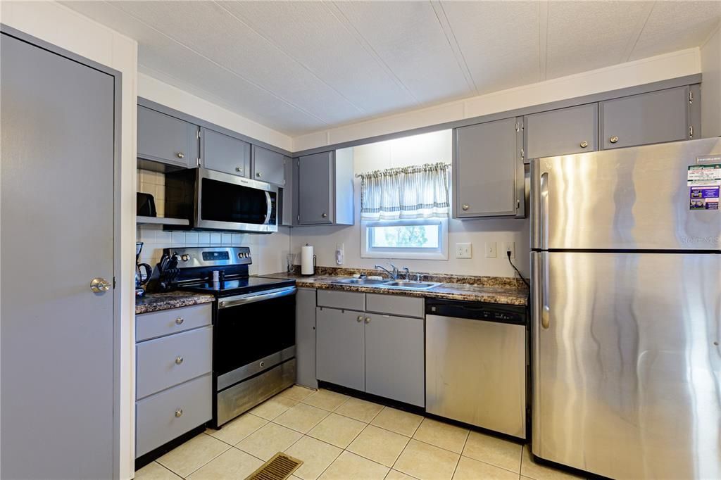 For Sale: $174,900 (2 beds, 2 baths, 1008 Square Feet)