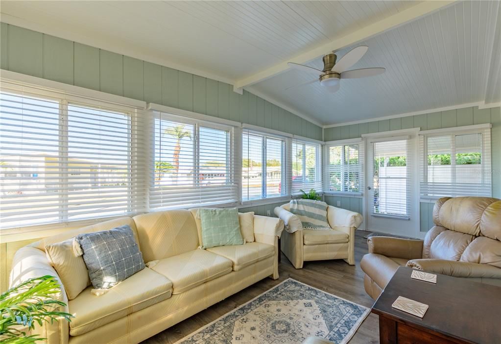 For Sale: $174,900 (2 beds, 2 baths, 1008 Square Feet)