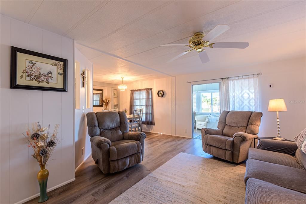 For Sale: $174,900 (2 beds, 2 baths, 1008 Square Feet)