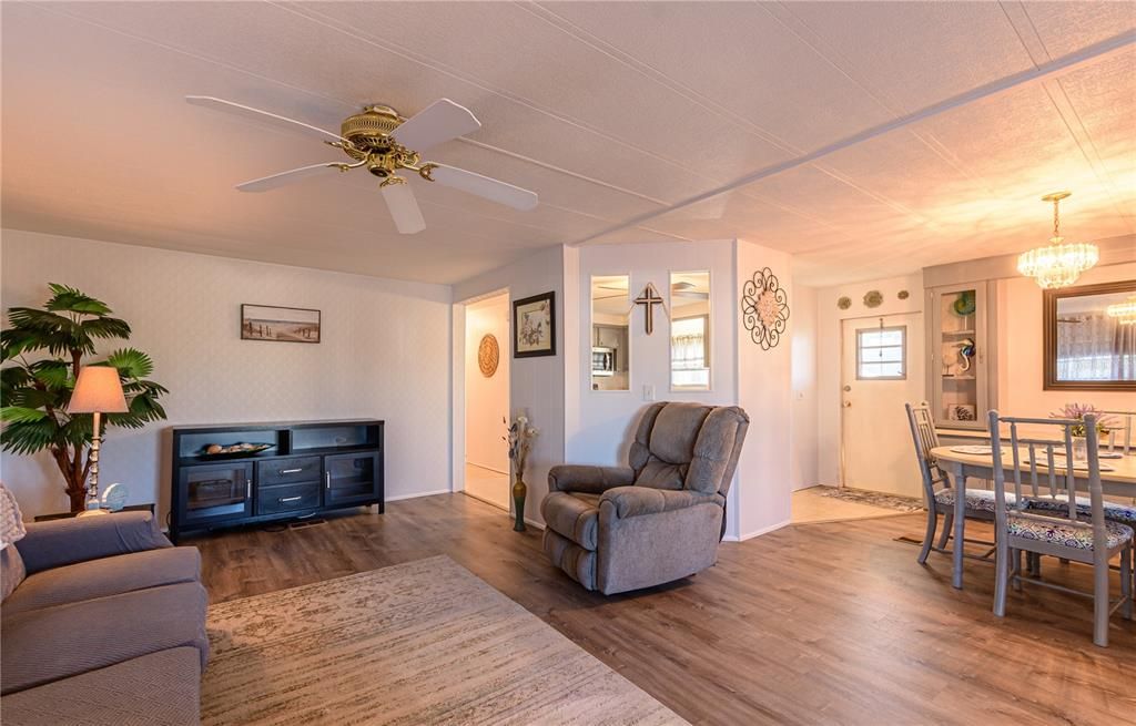 For Sale: $174,900 (2 beds, 2 baths, 1008 Square Feet)