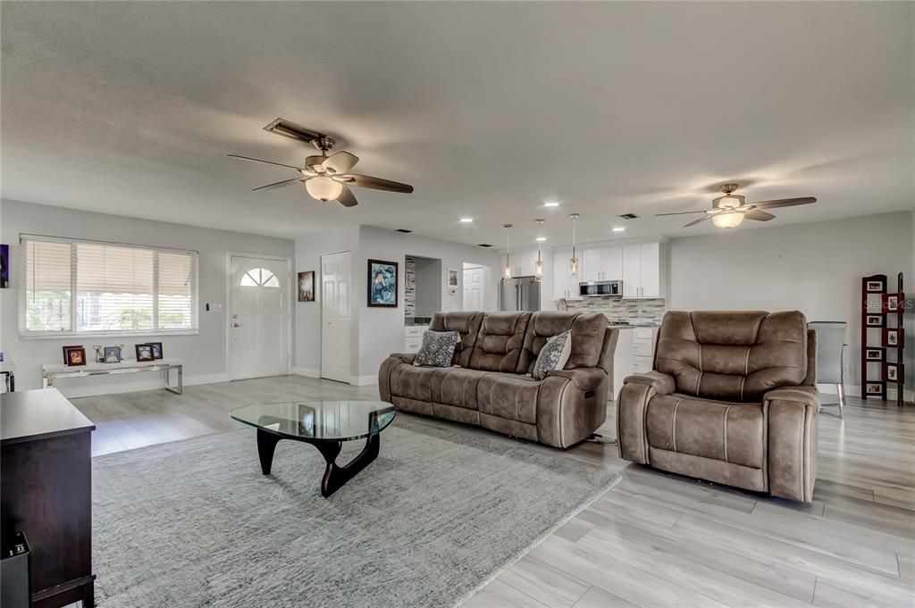 For Sale: $329,900 (2 beds, 2 baths, 1350 Square Feet)