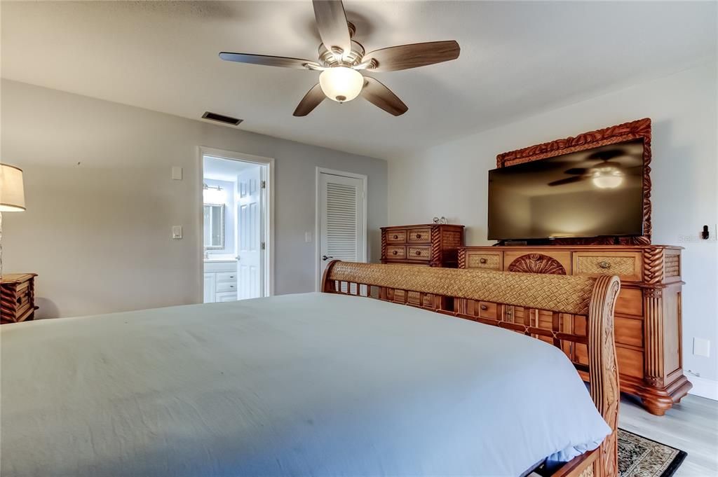 For Sale: $329,900 (2 beds, 2 baths, 1350 Square Feet)