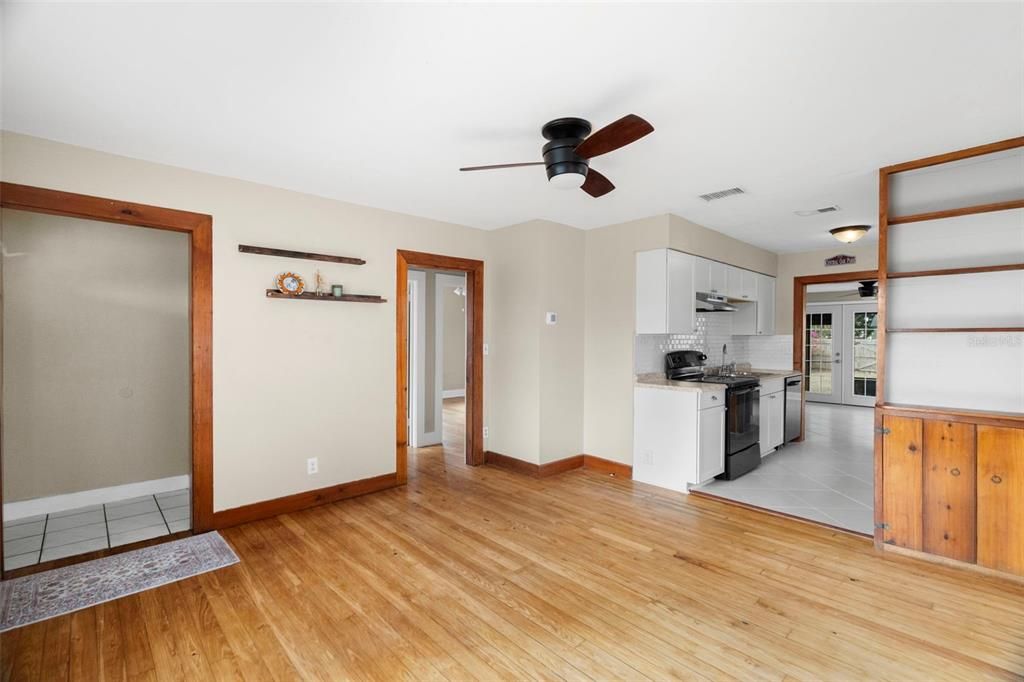 待售: $319,900 (3 贝兹, 1 浴室, 1064 平方英尺)