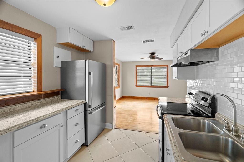 待售: $319,900 (3 贝兹, 1 浴室, 1064 平方英尺)