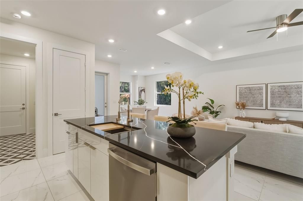 На продажу: $339,900 (3 спален, 2 ванн, 1568 Квадратных фут)