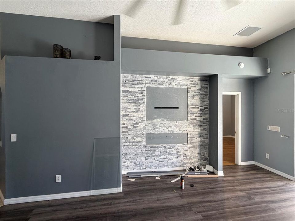 For Sale: $400,000 (4 beds, 3 baths, 1841 Square Feet)