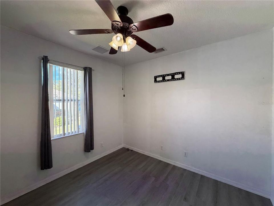 For Sale: $400,000 (4 beds, 3 baths, 1841 Square Feet)