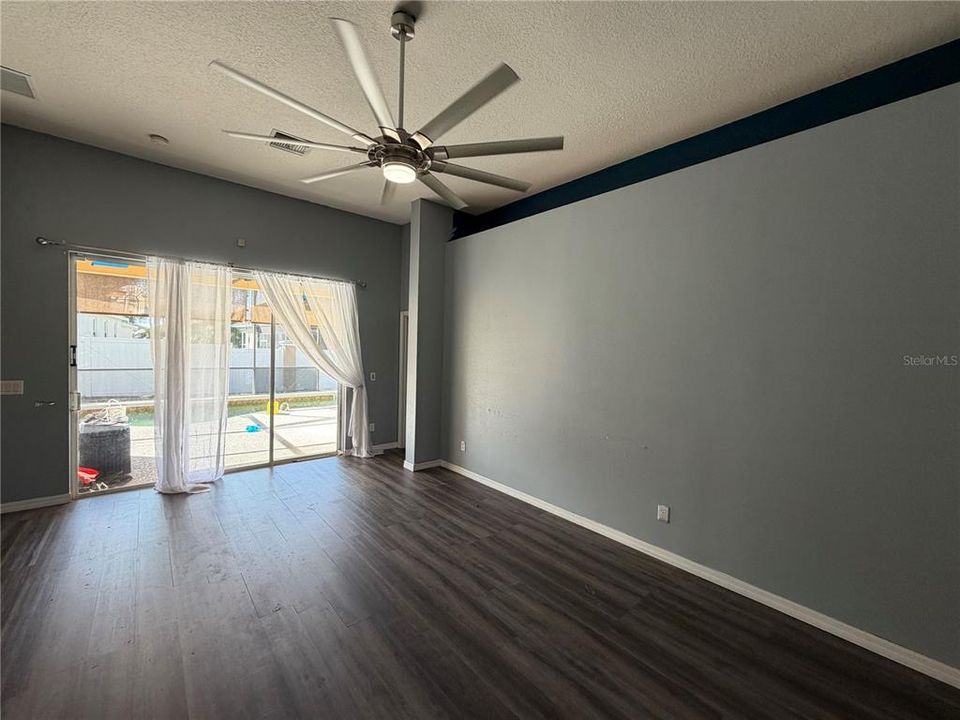 For Sale: $400,000 (4 beds, 3 baths, 1841 Square Feet)